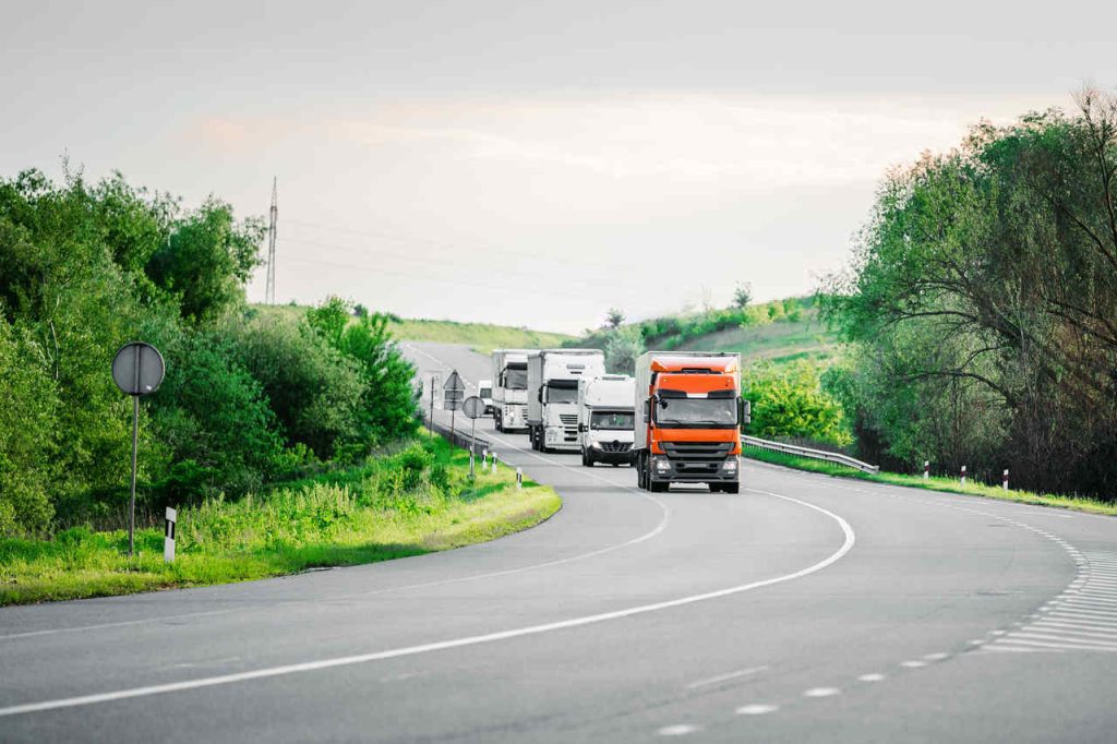 Comboio estratégico para prevenir roubo de cargas em estrada.
