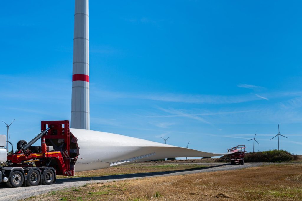 Caminhão transportando pá eólica