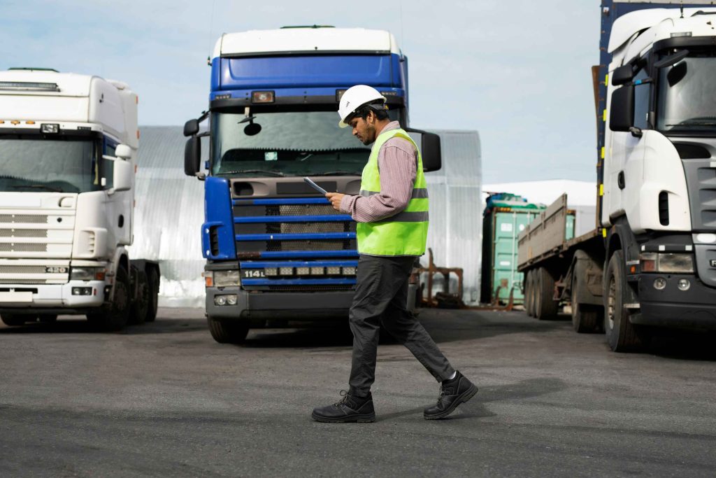 Caminhão de carga em rodovia brasileira representando a obrigatoriedade dos seguros RCTR-C e RC-DC para transportadores