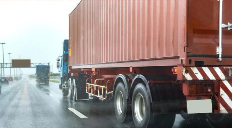 Seguro em transportes 9 Caminhão de carga trafegando em rodovia, ilustrando a contratação do seguro de carga por embarcadores e transportadores.
