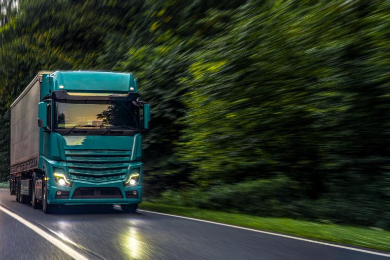 Seguro em transportes 9 Caminhão em rodovia representando seguro de carga para transportadoras