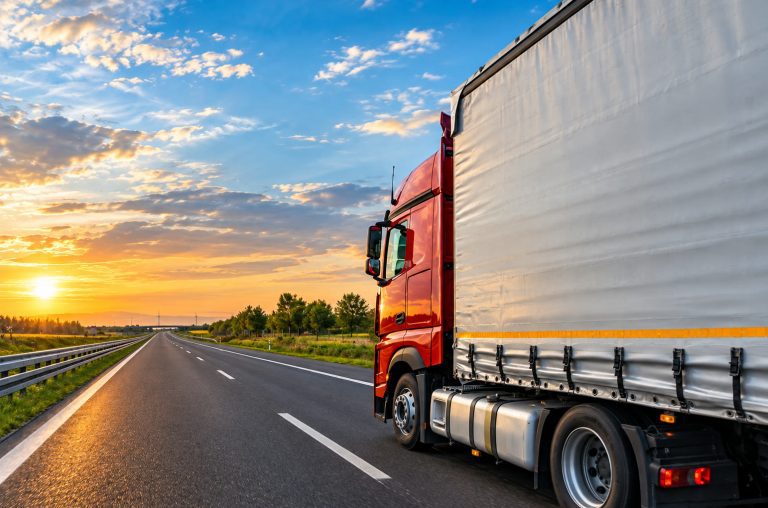 Seguro em transportes 9 Caminhão em rodovia representando o seguro de transporte de cargas para empresas
